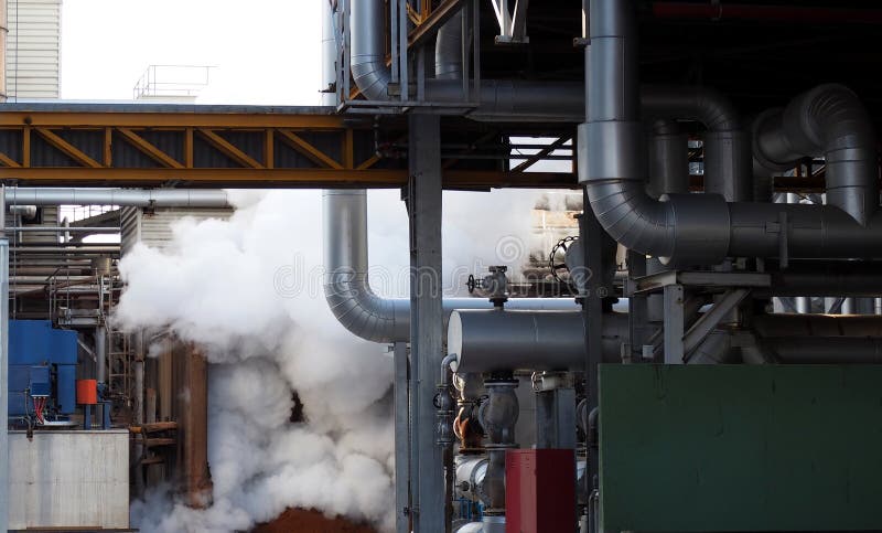 Fumo, vapor, tubulações, tubos e válvulas em uma fábrica imagens de stock Fumo, vapor, tubulações, tubos e válvulas em uma fábrica imagens de stock