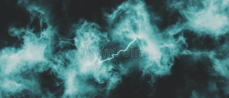 Fumul dramatic și fulgerul se suprapun într-un peisaj urban nocturn royalty free stock images