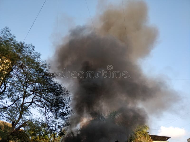 Fumée noire sortant d'un bâtiment sur le feu photos stock Fumée noire sortant d'un bâtiment sur le feu photos stock