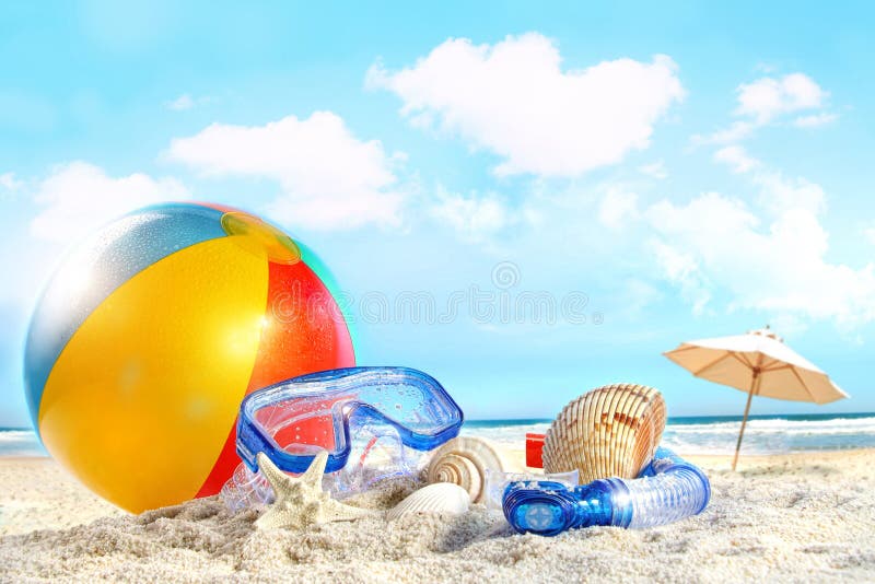 Zábavný deň na pláži s okuliare a beach ball.