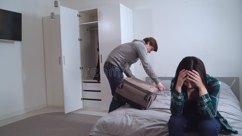 young woman packing suitcase on bed, Stock Video