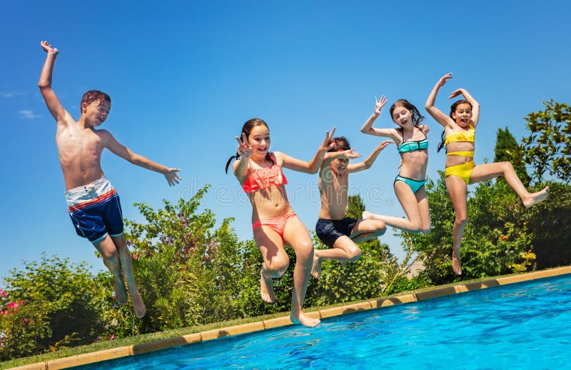 Fun i poolgruppen barn hoppar i vattnet