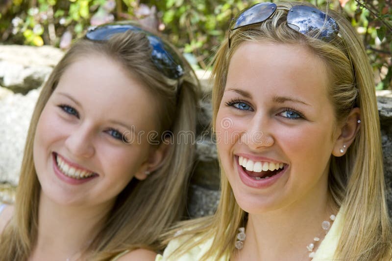 Dos hermoso joven mujer sonriente a iluminado de acuerdo a verano amanecer.