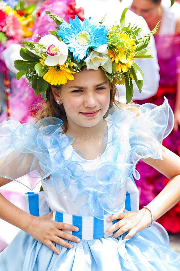 FUNCHAL, MADERA - APRIL 20, 2015: Uitvoerders met kleurrijke en gedetailleerde kostuums die aan de Parade van Bloemfestival deeln stock foto FUNCHAL, MADERA - APRIL 20, 2015: Uitvoerders met kleurrijke en gedetailleerde kostuums die aan de Parade van Bloemfestival deeln stock foto