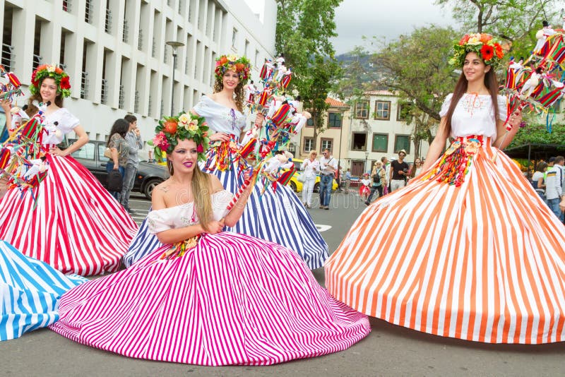 Funchal, Madera - 20 aprile 2015: Esecutori con i costumi variopinti ed elaborati che partecipano alla parata del festival del fi fotografia stock libera da diritti Funchal, Madera - 20 aprile 2015: Esecutori con i costumi variopinti ed elaborati che partecipano alla parata del festival del fi fotografia stock libera da diritti