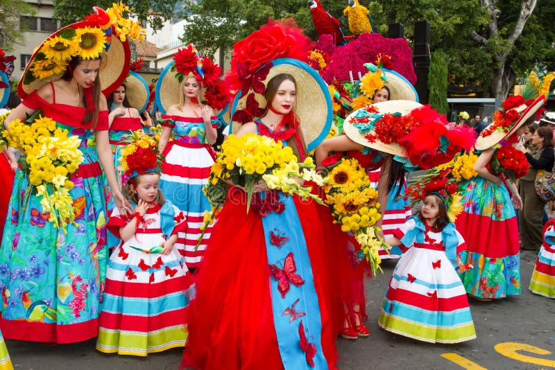 Funchal, Madera - 20 aprile 2015: Le giovani donne ed i bambini con i costumi floreali variopinti al Madera fioriscono il festiva
