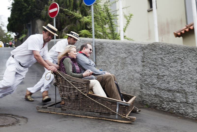 FUNCHAL, MADERA - MEI 20: Traditionele bergaf sleereis op 20 Mei, 2015 in Madera, Portugal De sleeën werden gebruikt lokaal trans stock fotografie FUNCHAL, MADERA - MEI 20: Traditionele bergaf sleereis op 20 Mei, 2015 in Madera, Portugal De sleeën werden gebruikt lokaal trans stock fotografie