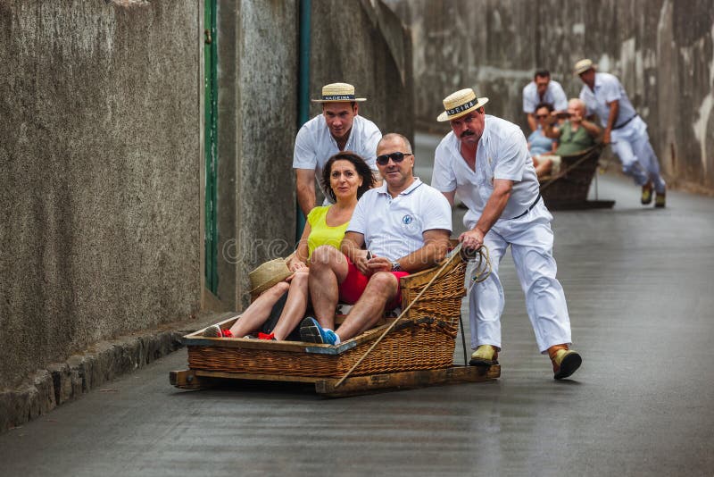 FUNCHAL, MADEIRA - 19 SEPTEMBER: Traditionele afdaling met de rieten slee op 19 september 2016 in Madeira, Portugal stock afbeeldingen