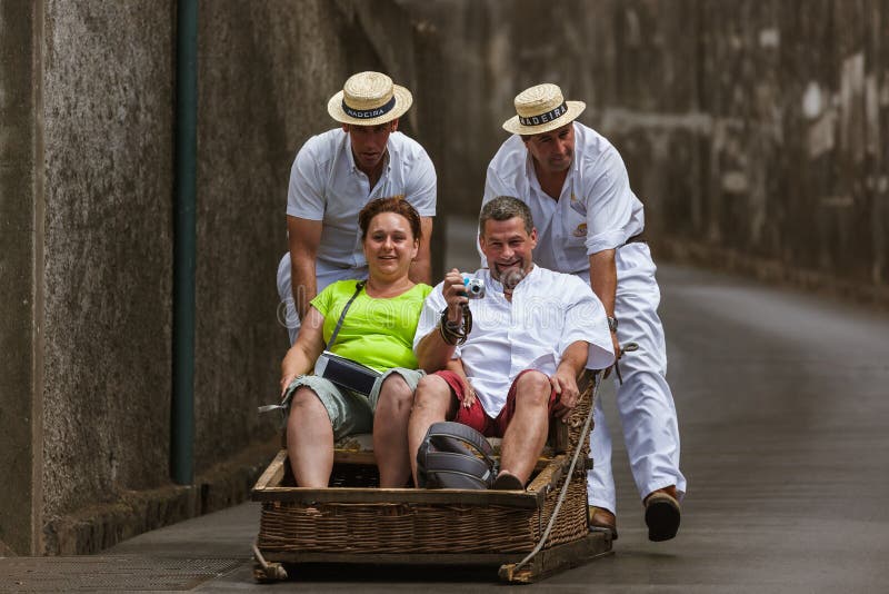 FUNCHAL, MADERA - SEPTEMBER 19: Traditionele bergaf slee tri stock foto