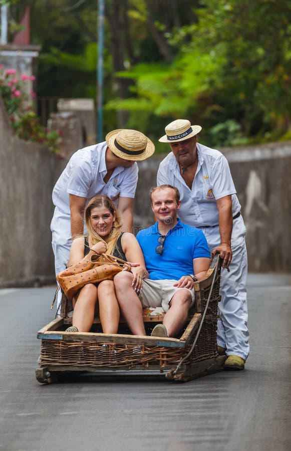 FUNCHAL, MADERA - SEPTEMBER 19: Traditionele bergaf slee tri stock foto