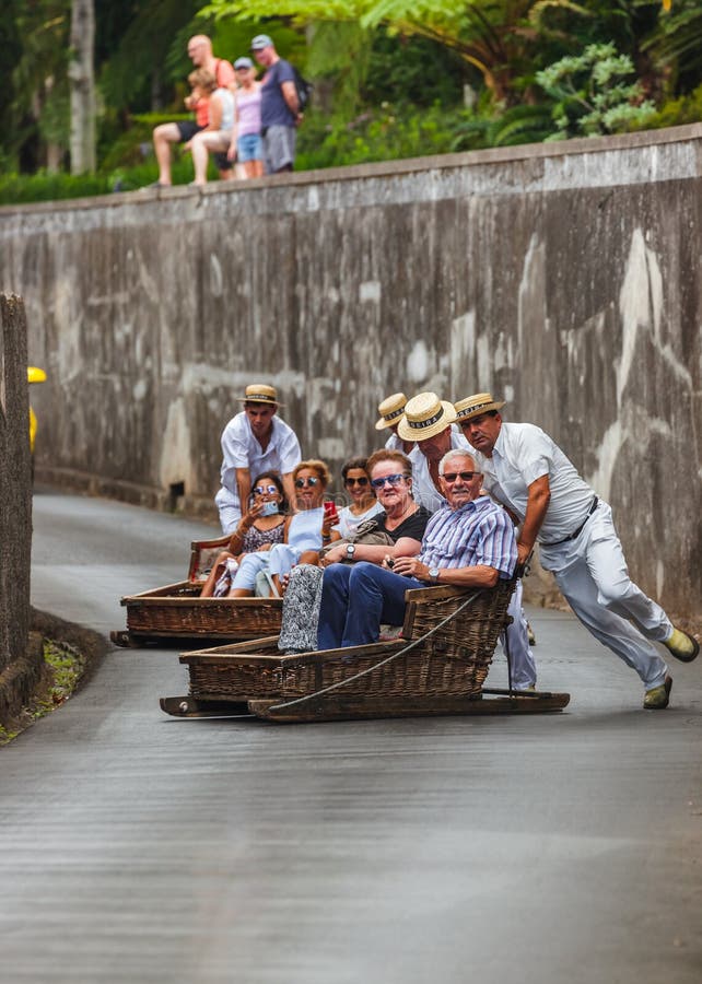 FUNCHAL, MADERA - SEPTEMBER 19: Traditionele bergaf slee tri royalty-vrije stock afbeeldingen