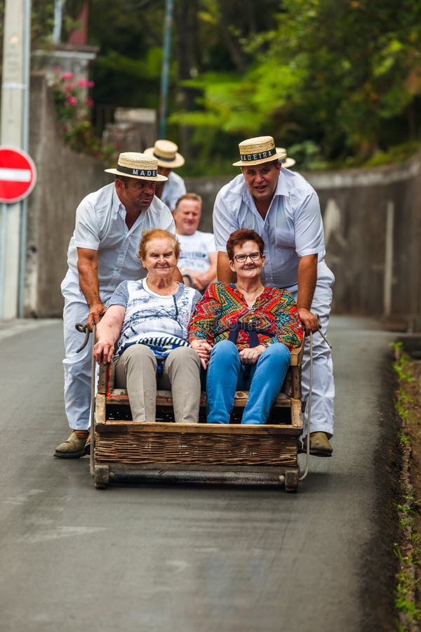 FUNCHAL, MADERA - SEPTEMBER 19: Traditionele bergaf slee tri stock afbeelding