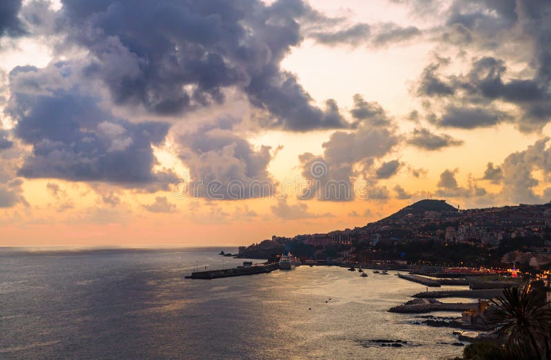 Funchal miasto, widok z lotu ptaka z statku wycieczkowego schronieniem podczas zmierzchu, madery wyspa obrazy royalty free Funchal miasto, widok z lotu ptaka z statku wycieczkowego schronieniem podczas zmierzchu, madery wyspa obrazy royalty free