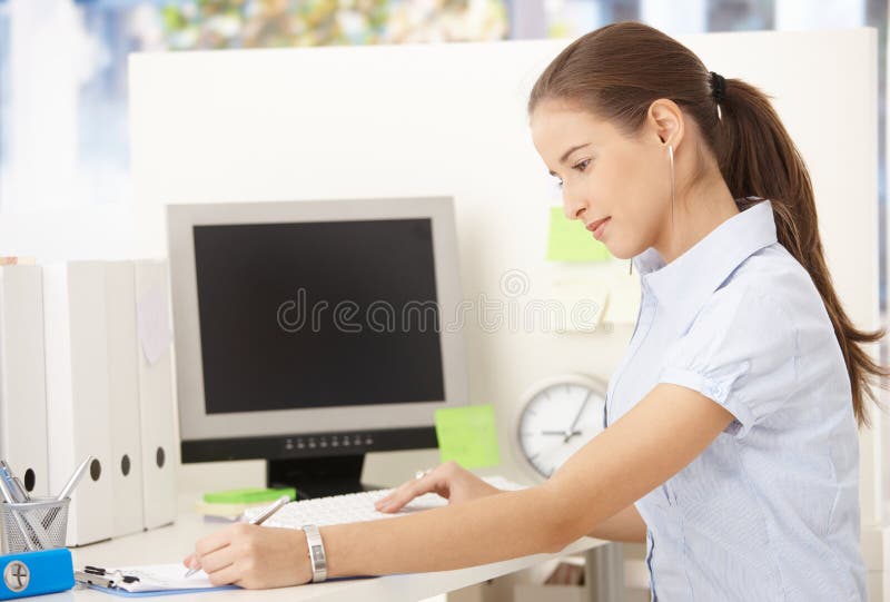Funcionamento da menina de escritório imagem de stock Funcionamento da menina de escritório imagem de stock