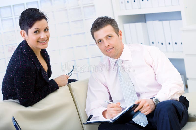 Funcionamento da mulher de negócios e do homem de negócios foto de stock Funcionamento da mulher de negócios e do homem de negócios foto de stock