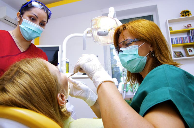 Dentista, Orthodontist Dentes Pacientes De Exame Do ` Um S Da Menina