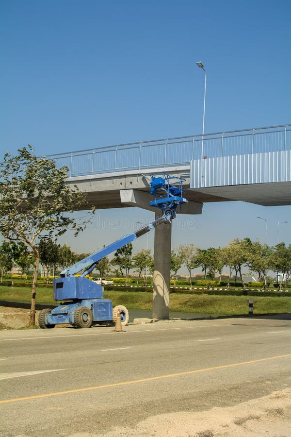 Funcionamento do elevador no canteiro de obras uma ponte imagem de stock Funcionamento do elevador no canteiro de obras uma ponte imagem de stock