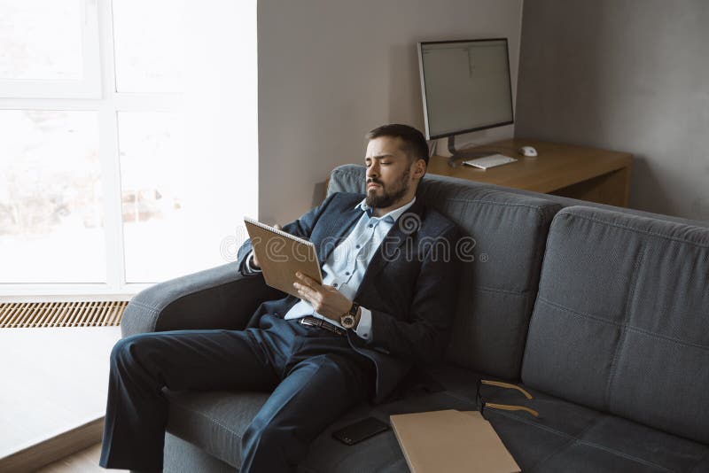 Funcionamento do homem no escritório que faz notas imagem de stock Funcionamento do homem no escritório que faz notas imagem de stock