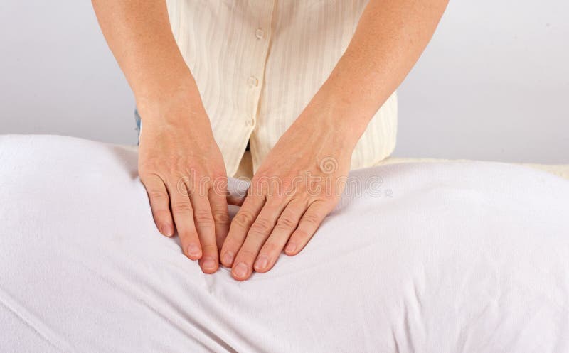 Funcionamento do osteopata - terapia de Bowen fotografia de stock royalty free Funcionamento do osteopata - terapia de Bowen fotografia de stock royalty free