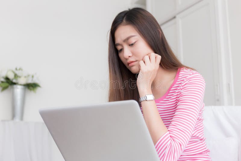 Funcionamiento agotador de las mujeres asiáticas con un ordenador durante mucho tiempo imagenes de archivo Funcionamiento agotador de las mujeres asiáticas con un ordenador durante mucho tiempo imagenes de archivo