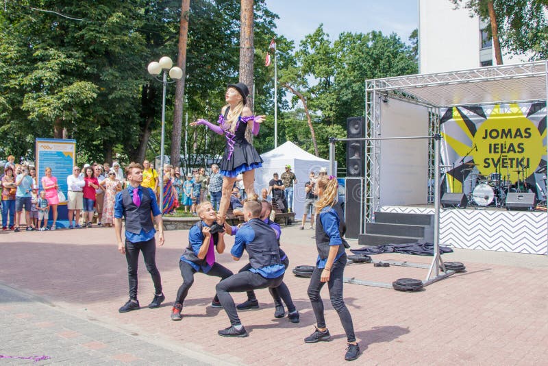 Funcionamiento de un grupo de gimnastas en el festival de la calle de Jomas Acceso abierto, ningunos boletos foto de archivo libre de regalías Funcionamiento de un grupo de gimnastas en el festival de la calle de Jomas Acceso abierto, ningunos boletos foto de archivo libre de regalías