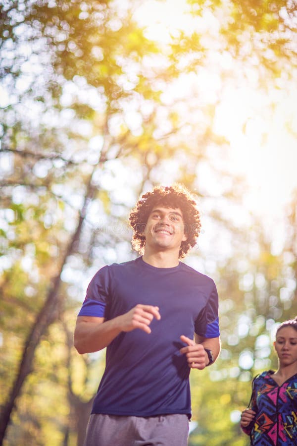 Funcionamiento del hombre en la aptitud, el deporte, el entrenamiento y el lifestyl de la naturaleza imagen de archivo libre de regalías Funcionamiento del hombre en la aptitud, el deporte, el entrenamiento y el lifestyl de la naturaleza imagen de archivo libre de regalías