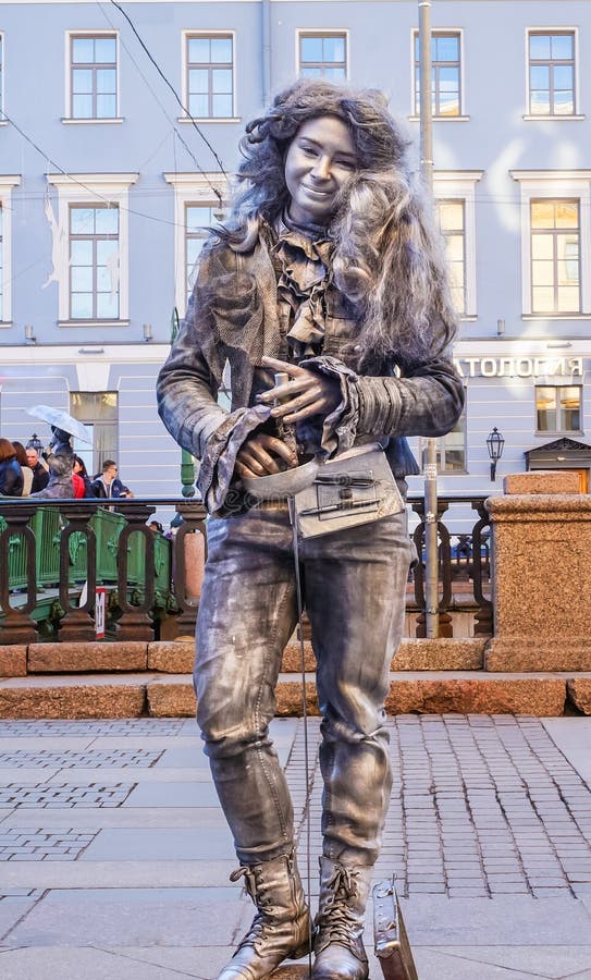 Funcionamiento en el aire abierto en St Petersburg pantomime En el verano de 2016 Funcionamientos de la calle el disfrute de la v imagen de archivo libre de regalías Funcionamiento en el aire abierto en St Petersburg pantomime En el verano de 2016 Funcionamientos de la calle el disfrute de la v imagen de archivo libre de regalías