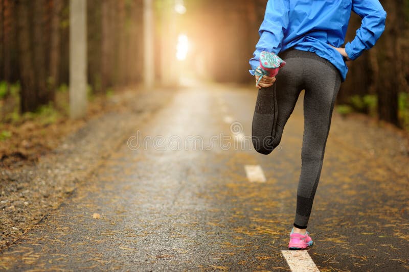 Funcionamiento estirando el corredor que hace calentamiento antes del maratón fotografía de archivo Funcionamiento estirando el corredor que hace calentamiento antes del maratón fotografía de archivo