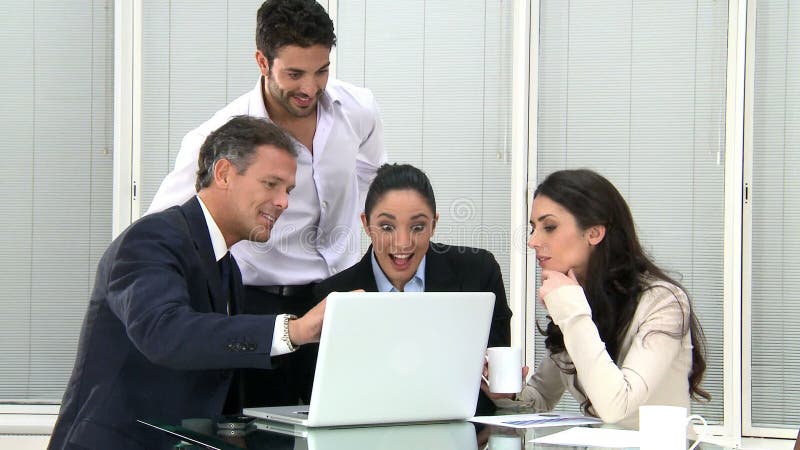 Funcionamiento sonriente de las personas del asunto almacen de video