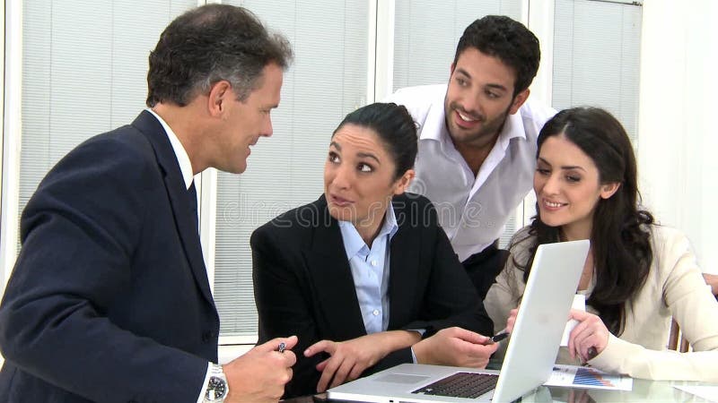 Funcionamiento sonriente de las personas del asunto almacen de metraje de vídeo