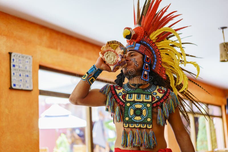 Funcionamiento tradicional vestido para arriba en indio. Teotihuacan, el 17 de febrero: El funcionamiento tradicional se vistió para arriba en indio el 17 de febrero de 2017 en Teotihuacan, México