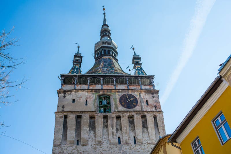 Functionele middeleeuwse klok op de toren met het bewegen van hand gesneden houten poppen royalty-vrije stock foto Functionele middeleeuwse klok op de toren met het bewegen van hand gesneden houten poppen royalty-vrije stock foto
