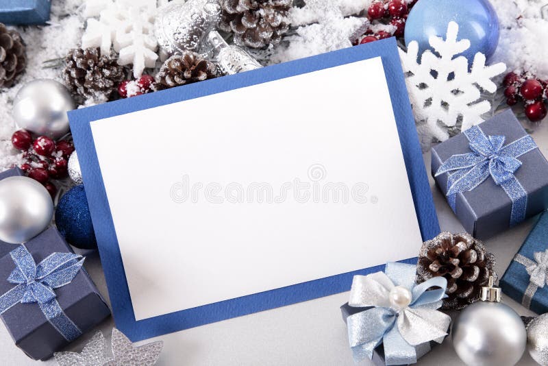 Fundal albastru card de Crăciun cu decorațiuni și spațiu pentru copiere royalty free stock photo