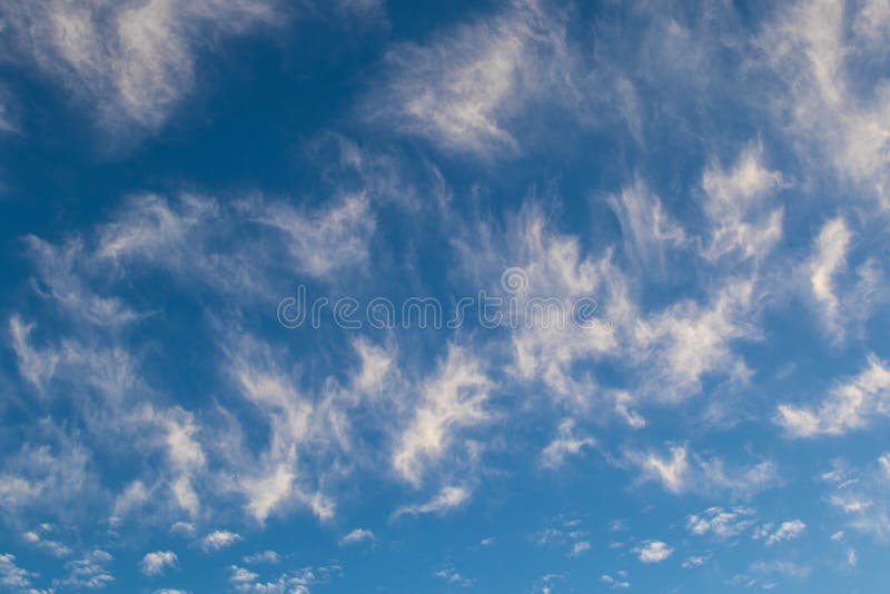 Fundal cu cer albastru cu nori albicioși royalty free stock image