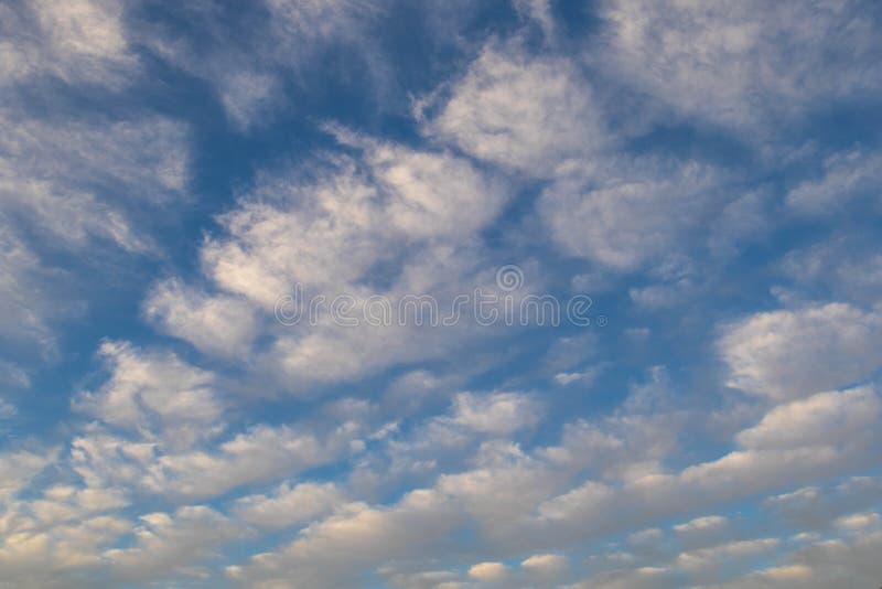 Fundal cu cer albastru cu nori albicioși royalty free stock image