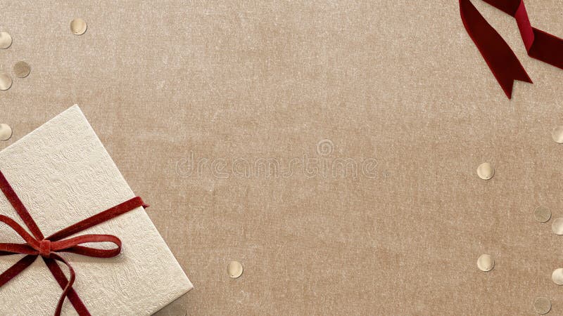 Fundal de Crăciun cu spațiu pentru text și cadou elegant, cu panglică roșie. Fundalul de Crăciun cu spațiu pentru text și cu un cadou elegant, cu panglică roșie, va arăta elegant în dorințele de Crăciun și în graficul de mișcare, împreună cu monedele de pe masă cu textură, ceea ce va spori aspectul general al creativelor.