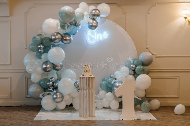 Fundal elegant pentru sărbătorirea aniversării cu baloane și neon royalty free stock photo