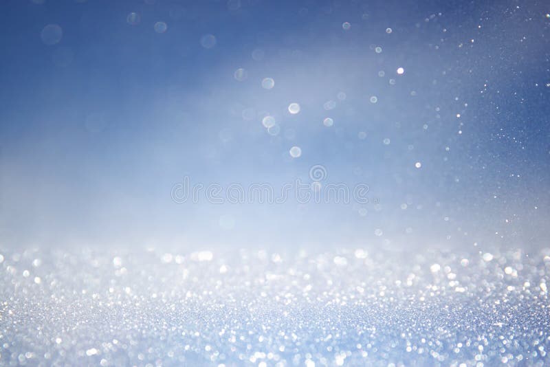 Fundal lumini de vizualizare strălucitoare cu explozie de lumină. albastru de argint și alb. defocalizat. stock photography