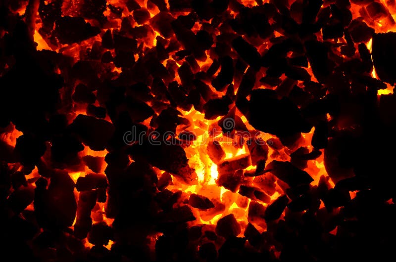 Fundalul închis constă din antracit cu cărbune aprins. stock photography