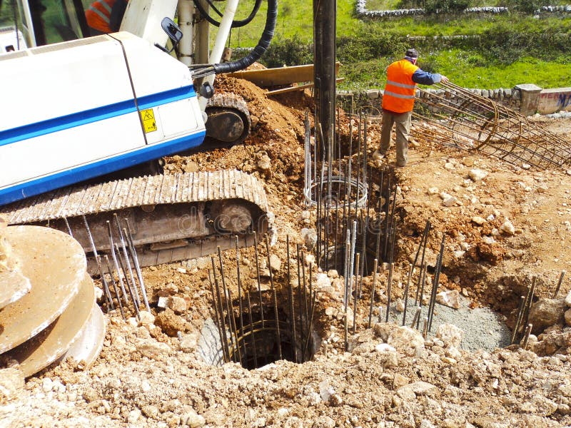 Fundamentet traver borrandemaskinen och stålförstärkningen