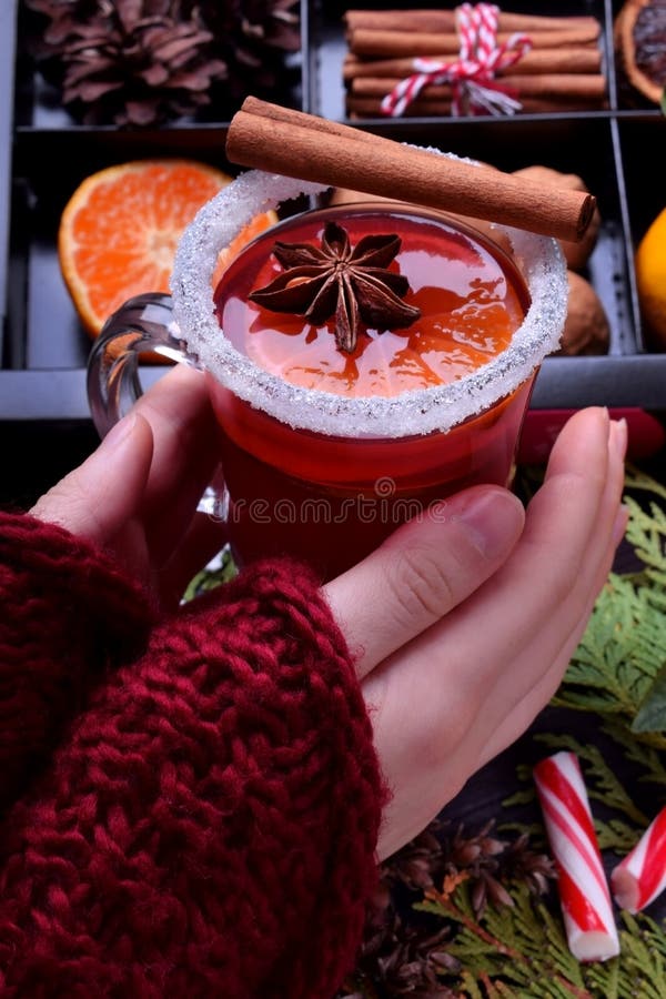 Funderat vin med citrusfrukter och kryddor i ett exponeringsglas royaltyfri foto Funderat vin med citrusfrukter och kryddor i ett exponeringsglas royaltyfri foto