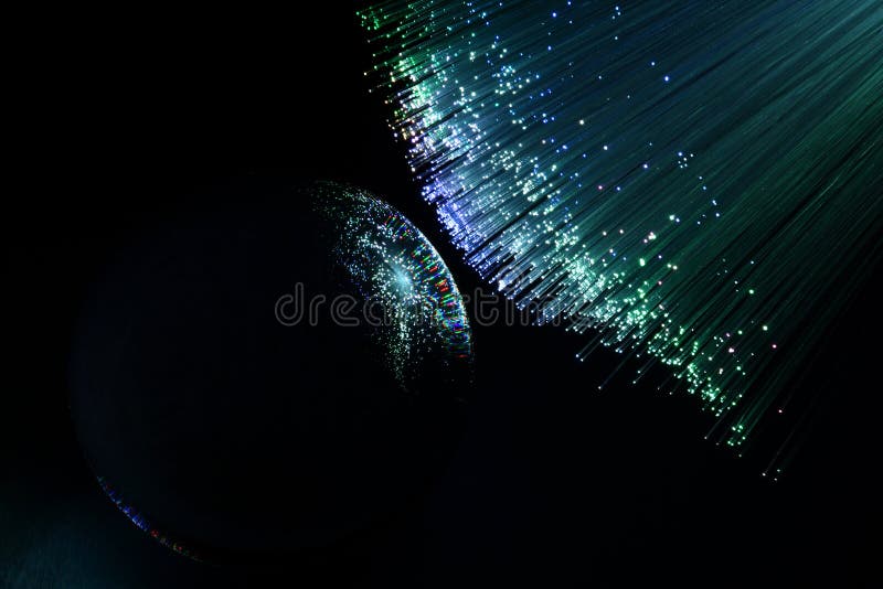 Fundo abstrato com fibras coloridas e fibras ópticas refletidas na esfera de vidro
