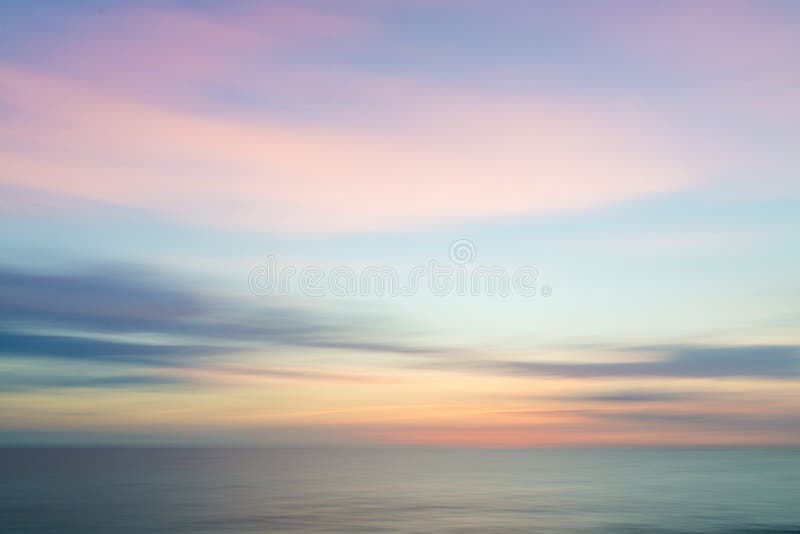 Céu e oceano abstratos ao pôr do sol, paisagem natural. fotografia de stock