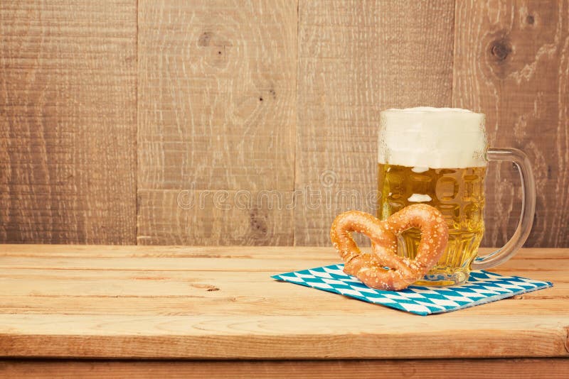 Fundo alemão do festival da cerveja de Oktoberfest com vidro e pretzel de cerveja na tabela de madeira foto de stock royalty free Fundo alemão do festival da cerveja de Oktoberfest com vidro e pretzel de cerveja na tabela de madeira foto de stock royalty free