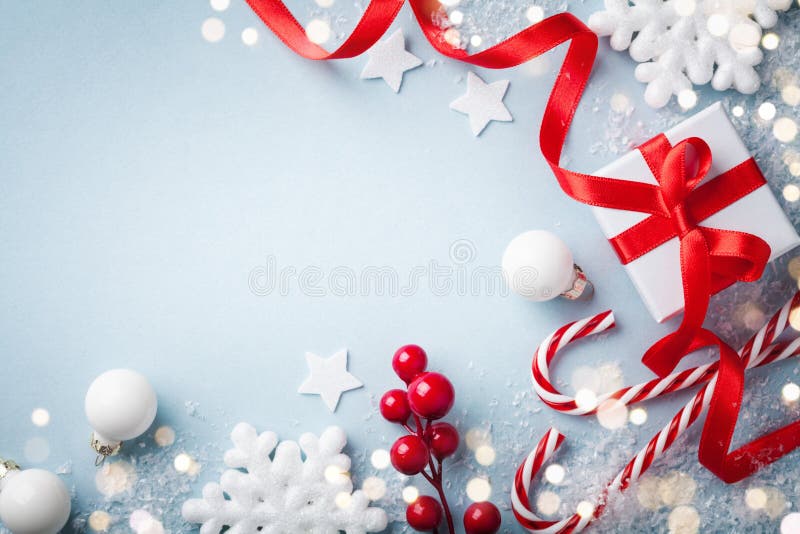 Fundo azul de Natal Vista de cima do presente ou da caixa e decoração de feriados Cartão de saudação Feliz Ano Novo imagens de stock