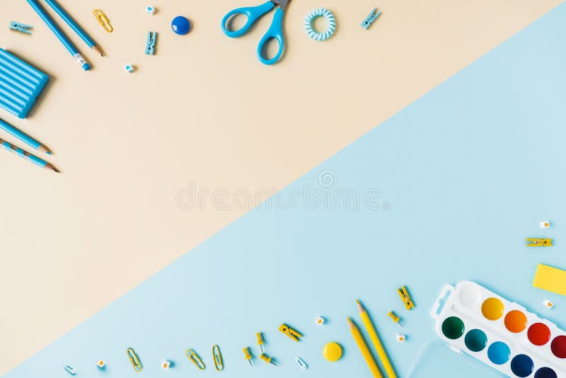 Fundo bicolor com materiais de escrita dispersados imagem de stock royalty free Fundo bicolor com materiais de escrita dispersados imagem de stock royalty free
