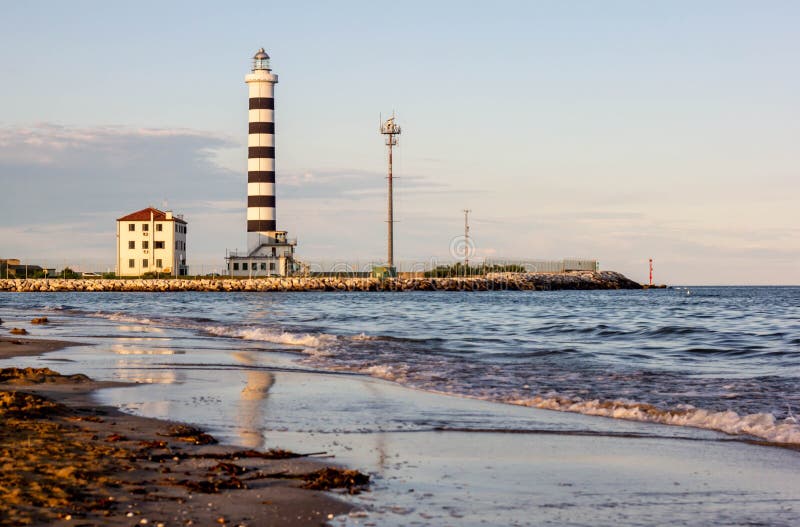 Fundo bonito com imagens de uma praia maravilhosa e de um mar bonito farol nas costas da praia de Jesolo no por do sol fotos de stock Fundo bonito com imagens de uma praia maravilhosa e de um mar bonito farol nas costas da praia de Jesolo no por do sol fotos de stock