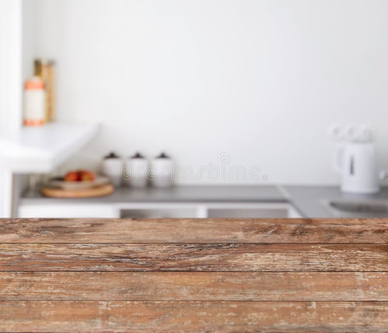 Fundo borrado da cozinha com placas de madeira imagens de stock Fundo borrado da cozinha com placas de madeira imagens de stock