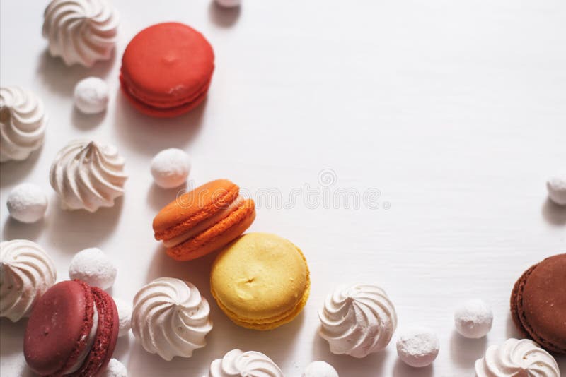 Fundo branco com merengue, bolinhos de amêndoa e arandos no açúcar fotografia de stock Fundo branco com merengue, bolinhos de amêndoa e arandos no açúcar fotografia de stock