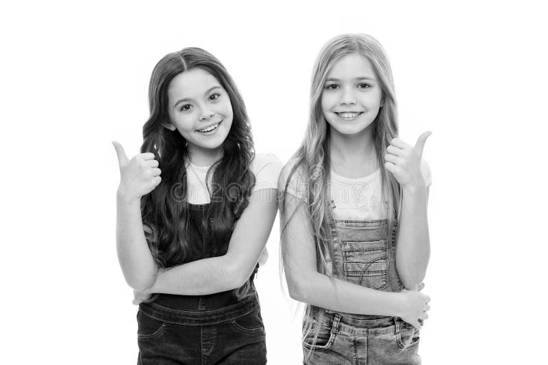 Fundo branco isolado crian?as das irm?s Relacionamento de irm? Felicidade da irmandade Irm?s seguras das meninas sisterhood foto de stock royalty free Fundo branco isolado crian?as das irm?s Relacionamento de irm? Felicidade da irmandade Irm?s seguras das meninas sisterhood foto de stock royalty free